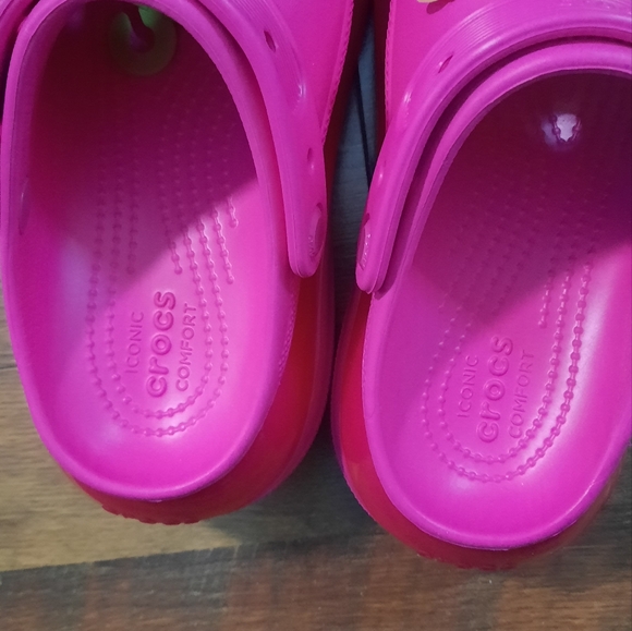 Women's hot pink BARBIE platform Mega Crush CROCS. Size 7 (fits like an 8) - Picture 2 of 8